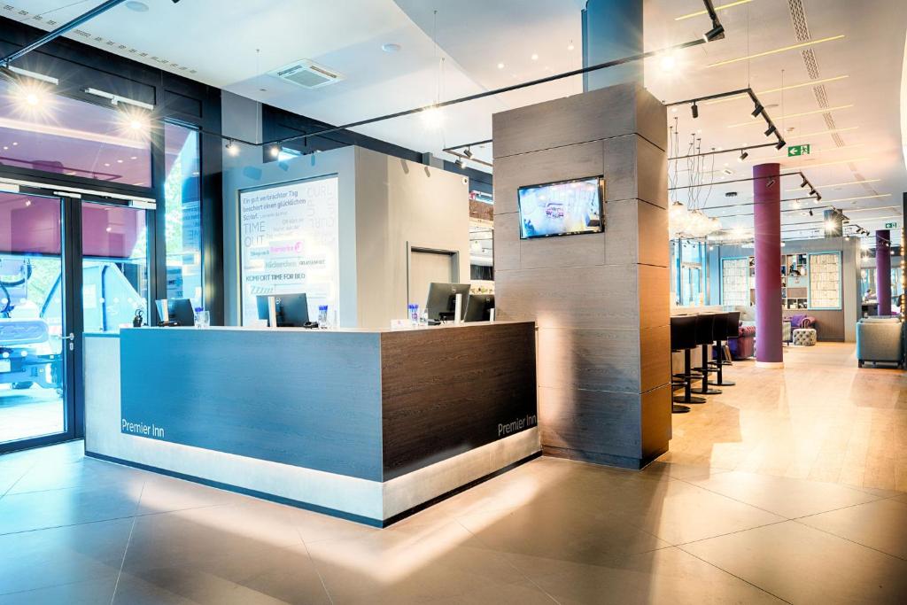 Premier Inn Heilbronn City Centreにあるテレビまたはエンターテインメントセンター