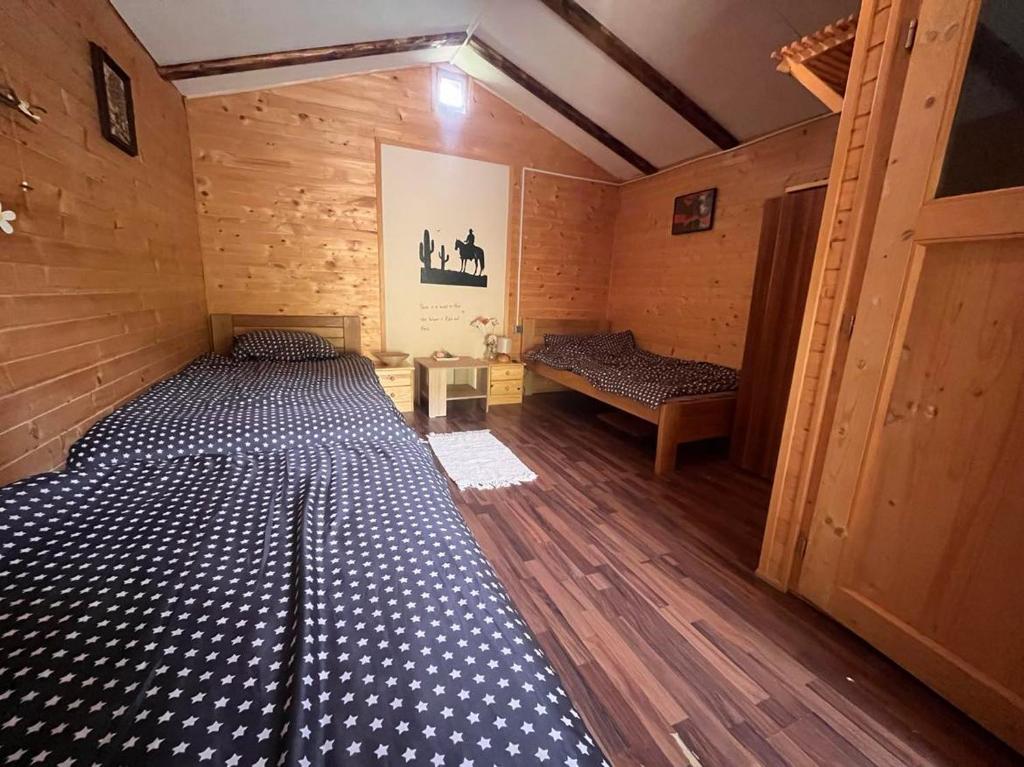 Habitación con 2 camas en una cabaña de madera en JAGODA, en Popovača