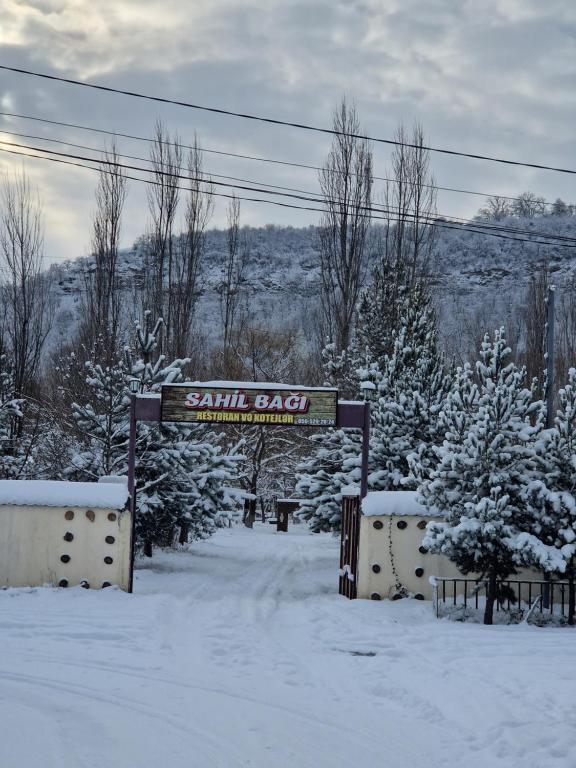 una señal de Santa Bárbara en la nieve en Sahil Baği, en Qusar