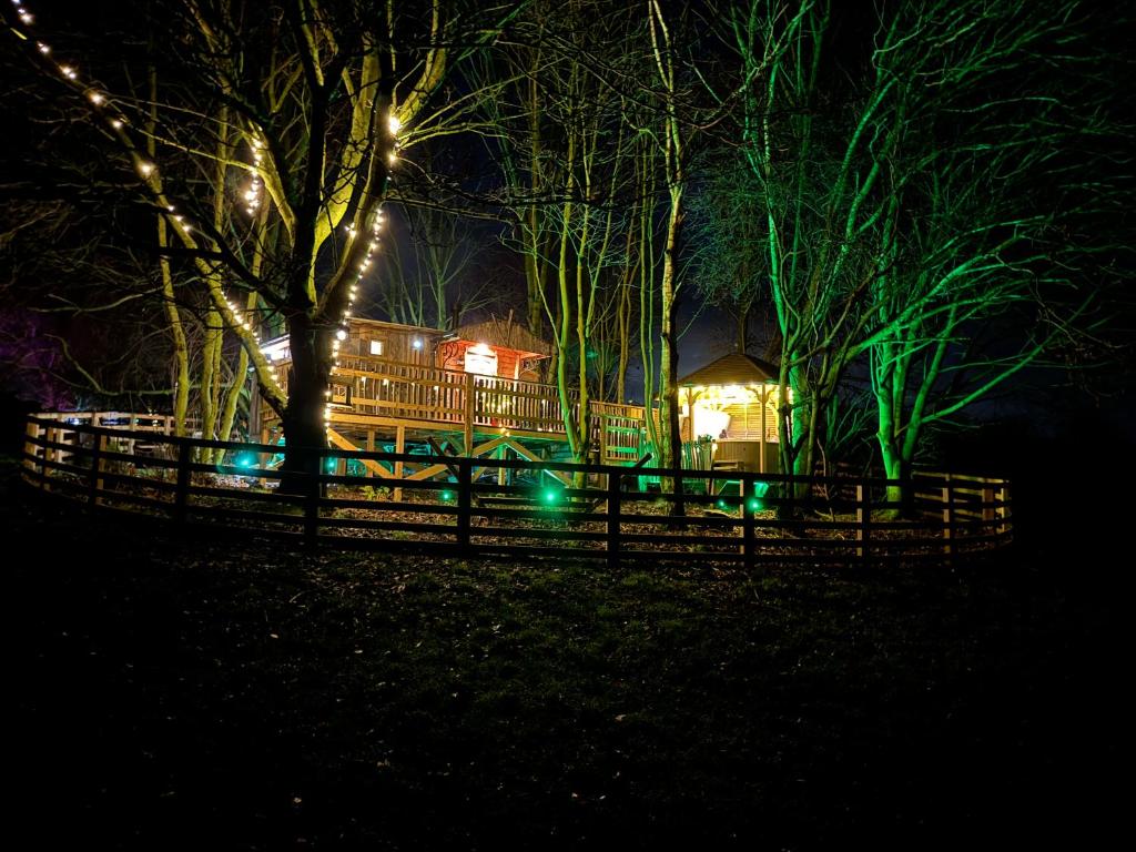 Fotografie z fotogalerie ubytování Burtree Country House, Tipi's, Treehouse & Lodge & house rooms with hot tubs in a private garden v destinaci Thirsk