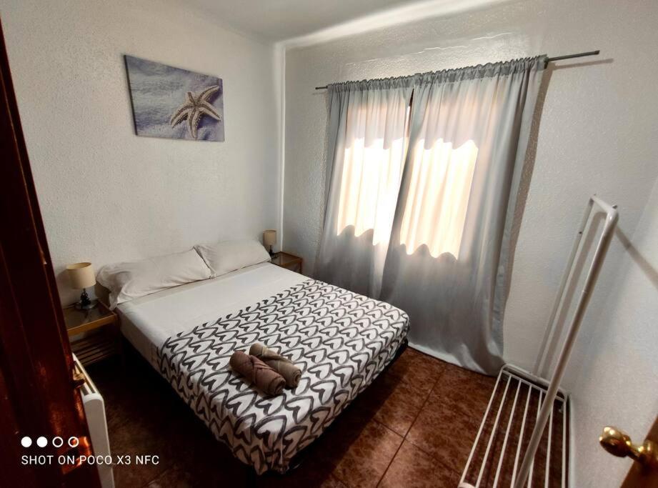 Un dormitorio con una cama con un osito de peluche. en Gran apartamento de 2 habitaciones! Al lado del metro HB, en Hospitalet de Llobregat
