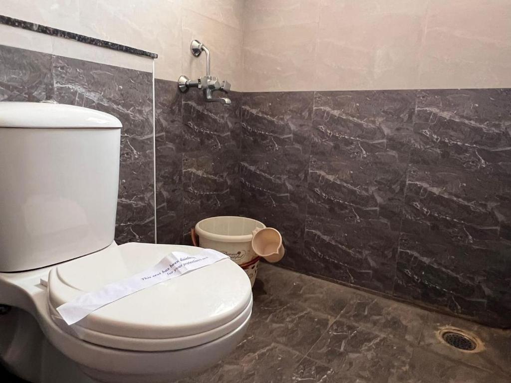 Koupelna v ubytování Shantham Service Apartments, Kinathukadavu, Coimbatore