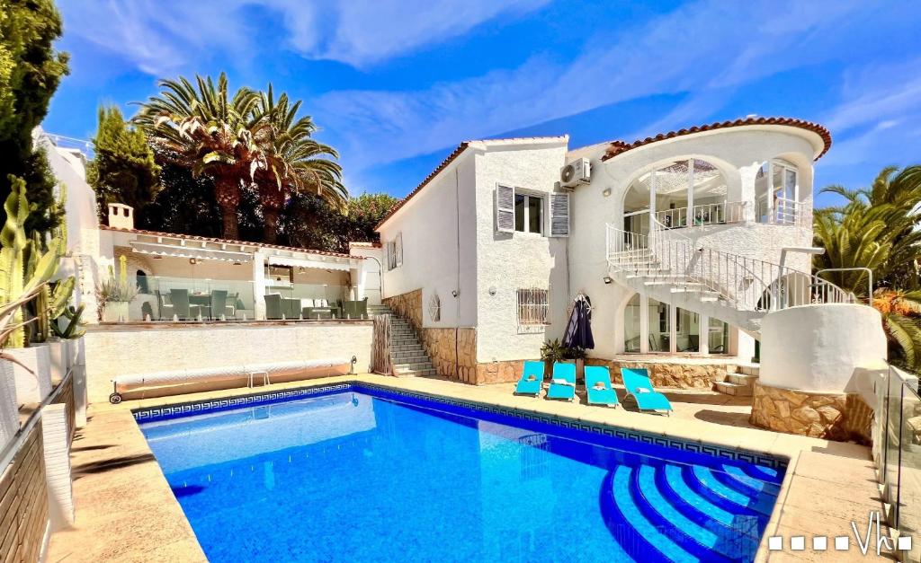 una grande casa bianca con piscina di VH CostaBlanca - VANILLA a Benissa