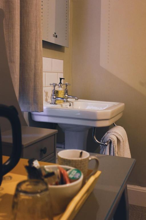 The Kings Arms - Single Room With Shared Bathroom