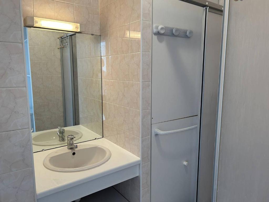 a bathroom with a sink and a mirror at 501 - Appartement 1 chambre à Erquy, à proximité du port, en bordure de la plage du centre in Erquy