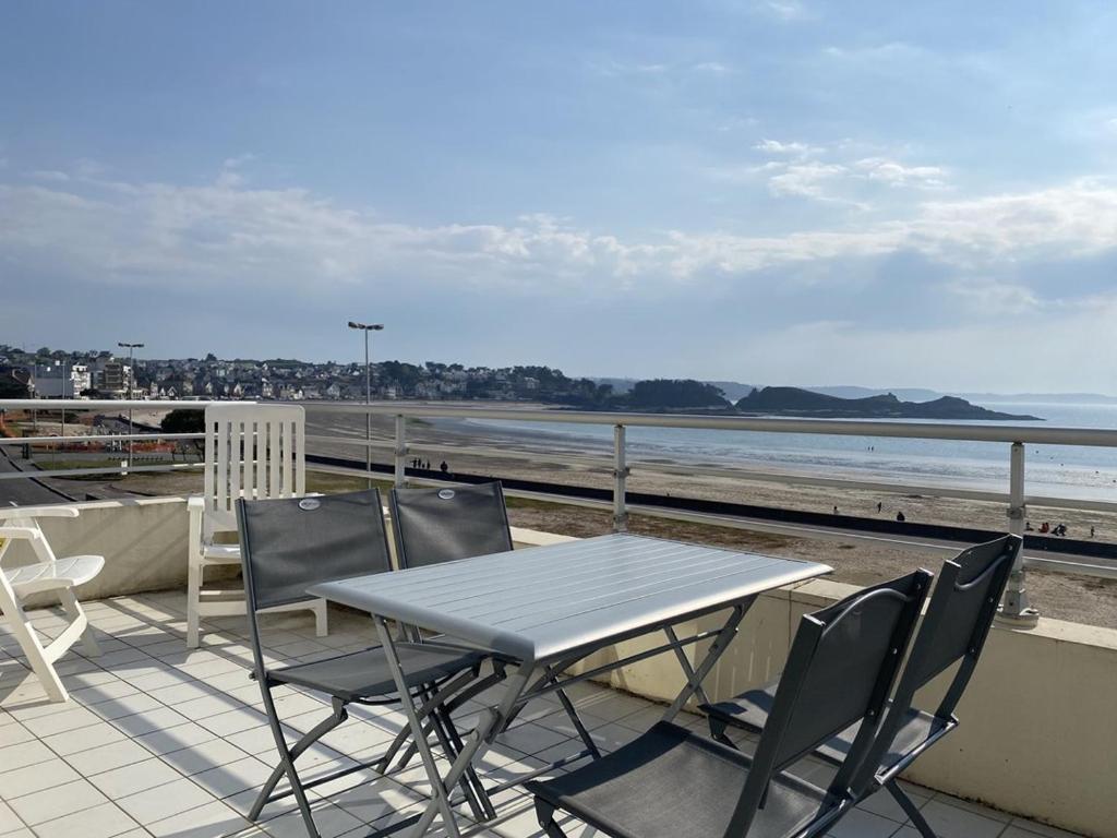 - Balcón con mesa y sillas y vistas a la playa en 505 - A ERQUY, située en bordure de la plage du centre, à 800m des commerces, en Erquy