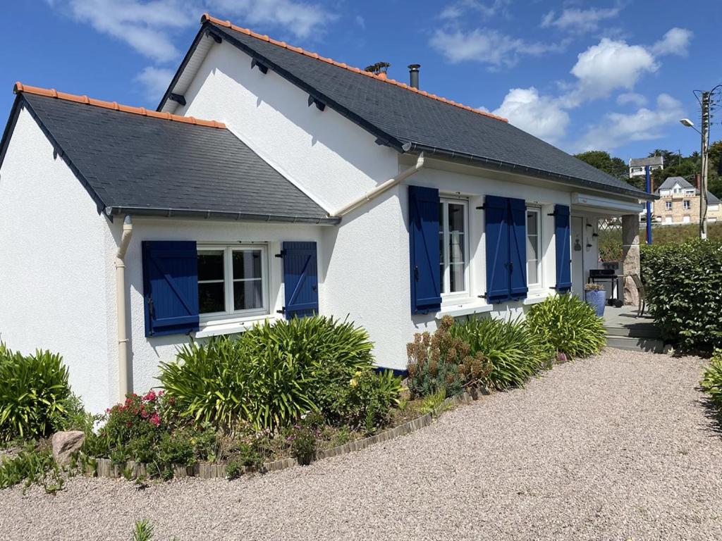 Maison blanche avec volets bleus dans l'établissement 488 - Maison 4 personnes, à 50m de la plage de Caroual à Erquy, à Caroual
