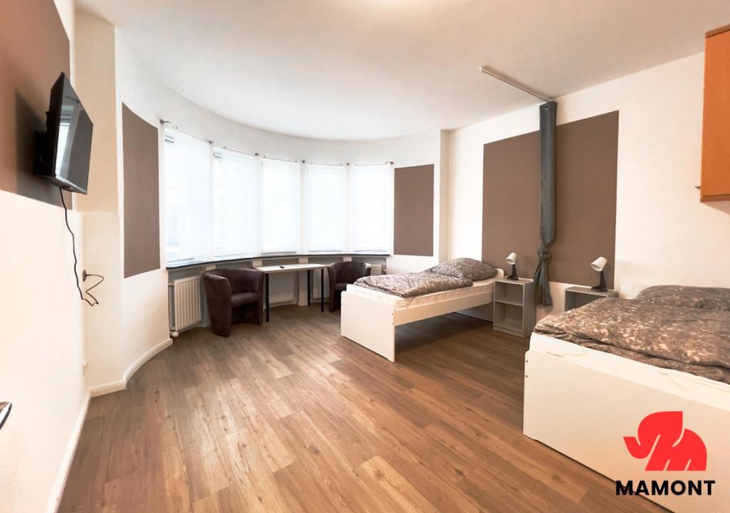 a room with two beds and a tv in it at Space Comfort Bremen Apartment bis zu 7 Personen in Bremen