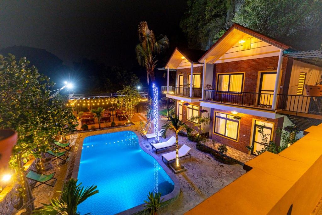 uma vista aérea de uma casa com piscina em Tam Coc Green Mountain Homestay em Ninh Binh