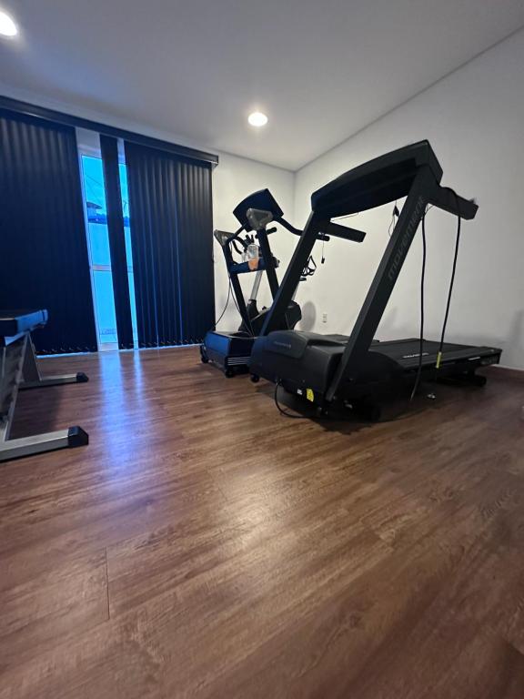 um ginásio com duas máquinas de andar num quarto em Apartamento no Rio vermelho em Salvador