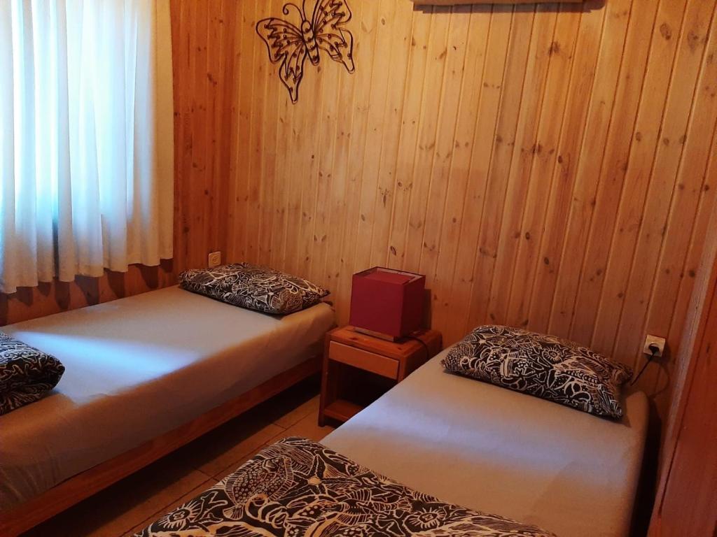 Postel nebo postele na pokoji v ubytování אוויר ואווירה - בקתות מקסימות עם ג'קוזי פרטי ונוף ישיר לכנרת