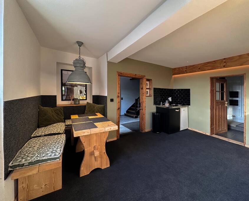 ein Wohnzimmer mit einem Sofa und einem Tisch in der Unterkunft Weimarer Modern Woody Apartment in Buttelstedt