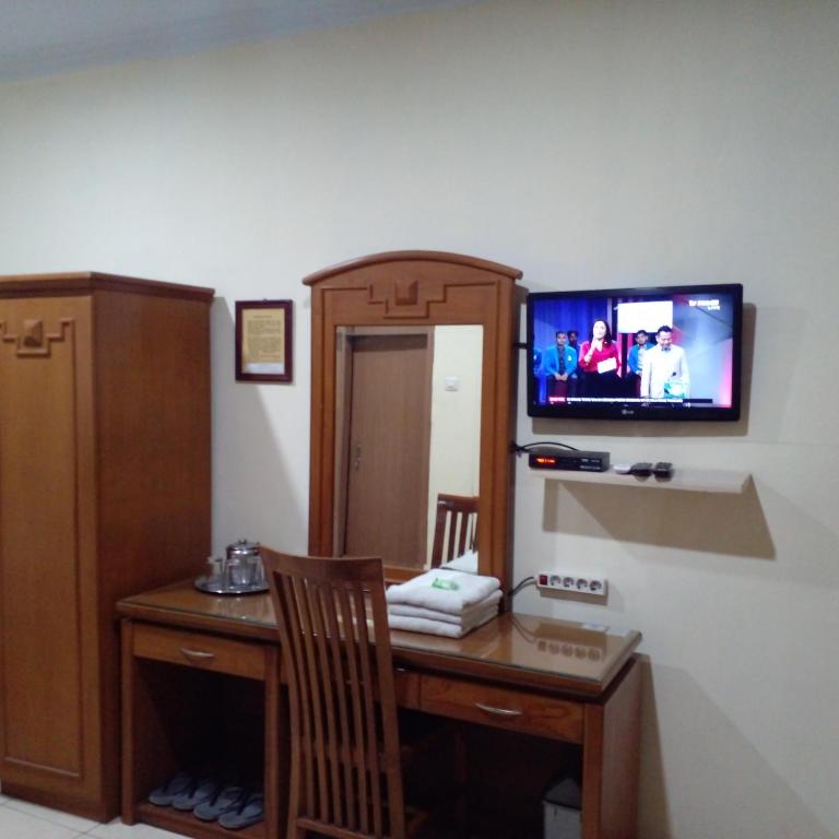TV a/nebo společenská místnost v ubytování Hotel Priangan