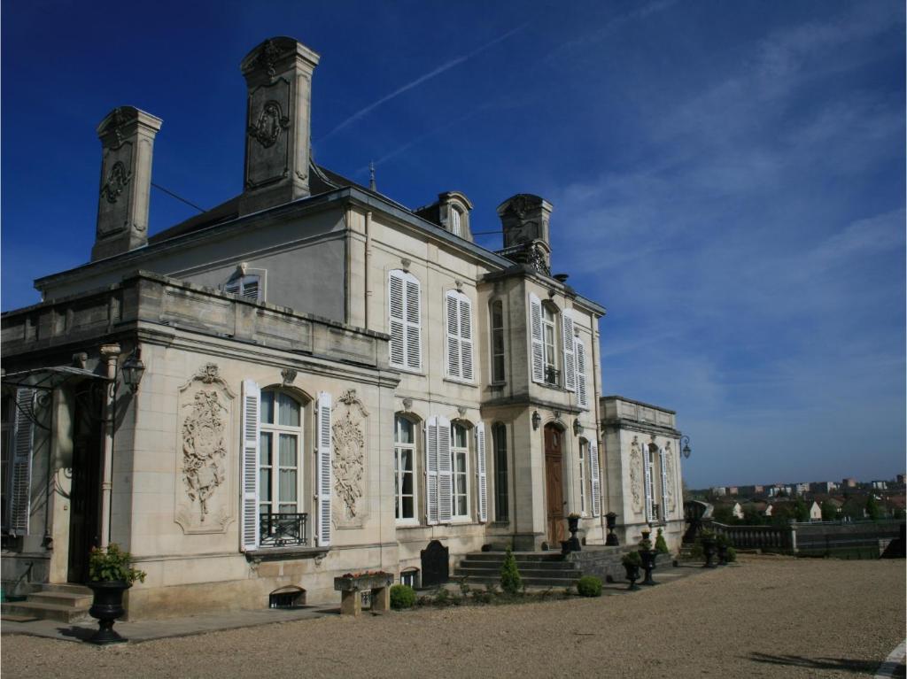 サン・ディジエにあるChâteau du Clos Mortierの白窓と屋根の古い建物