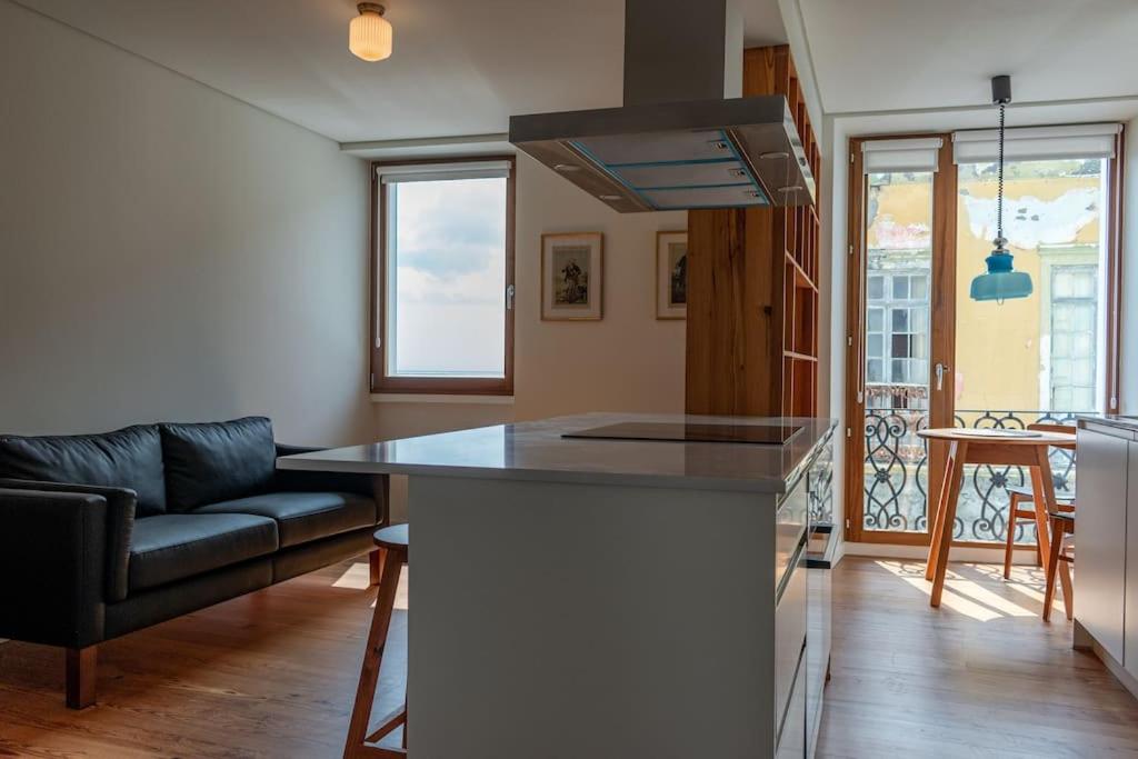 cocina con encimera y sofá en una habitación en The Escape en Ponta Delgada