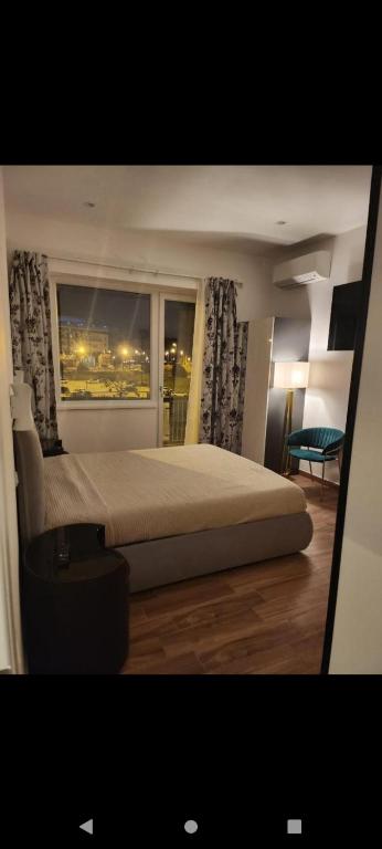 Holding House -Close train station and port - 19