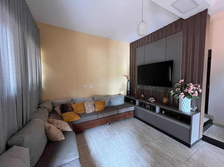 salon z kanapą i telewizorem z płaskim ekranem w obiekcie Casa para locação no período da Tecnoshow Comigo 2024 w mieście Rio Verde
