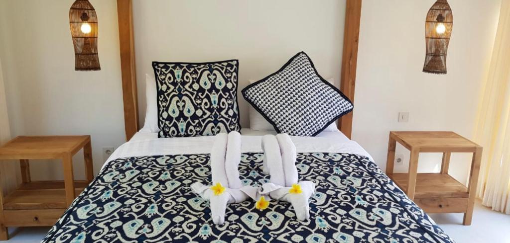 ein Schlafzimmer mit einem Bett mit Blumen darauf in der Unterkunft Milavila in Seminyak
