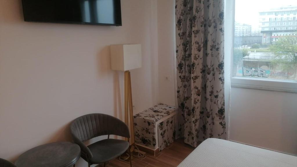 Holding House -Close train station and port - 11