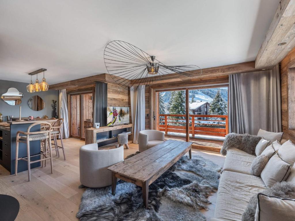 un salon avec un canapé et une table dans l'établissement Appartement 4 chambres avec sauna, hammam et salle de sport, à proximité du Mont d'Arbois - FR-1-569-186, à Megève