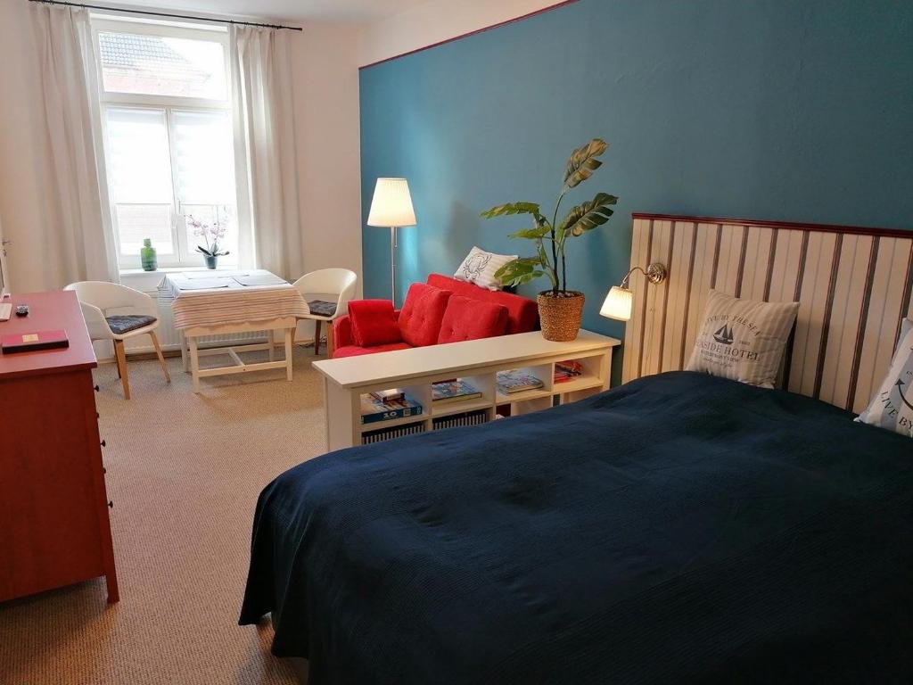 ein Schlafzimmer mit einem Bett und ein Wohnzimmer in der Unterkunft Isensee - ABC322 in Wismar