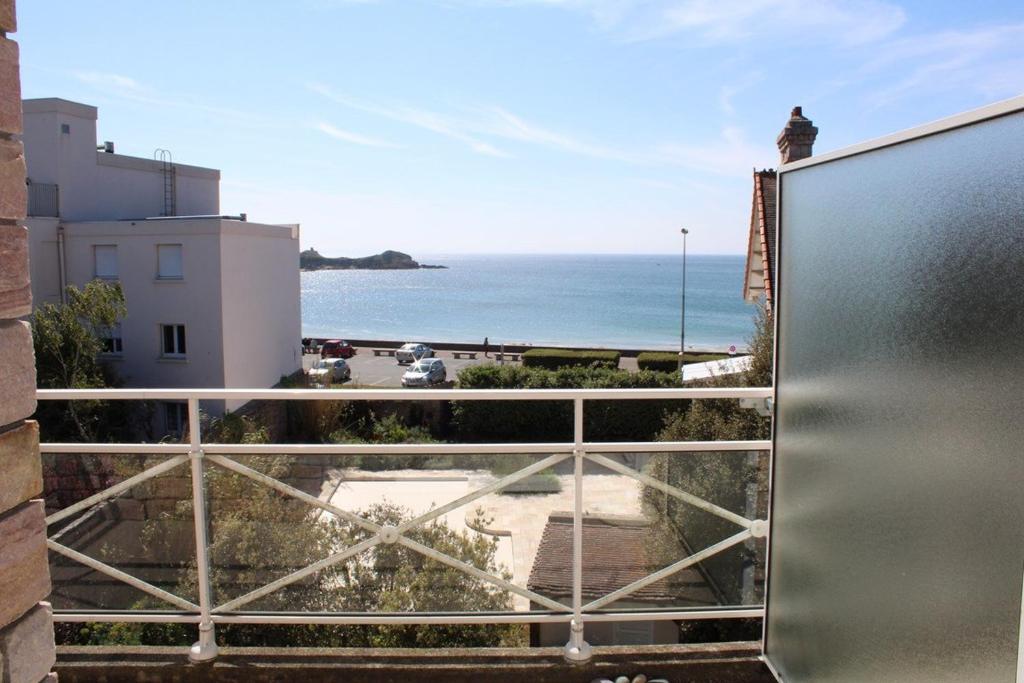 uma vista para o oceano a partir de uma varanda em 521 - Bel appartement avec balcon vue mer à Erquy en bordure de la plage du centre et à 300m des commerces em Erquy