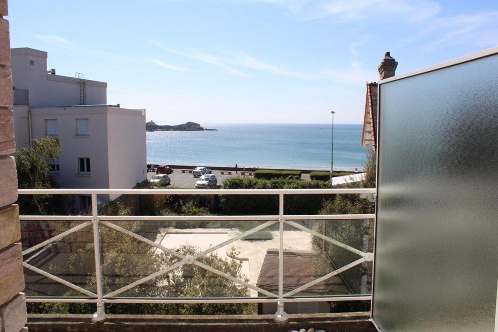 une vue sur l'océan depuis un balcon dans l'établissement 521 - Bel appartement avec balcon vue mer à Erquy en bordure de la plage du centre et à 300m des commerces, à Erquy