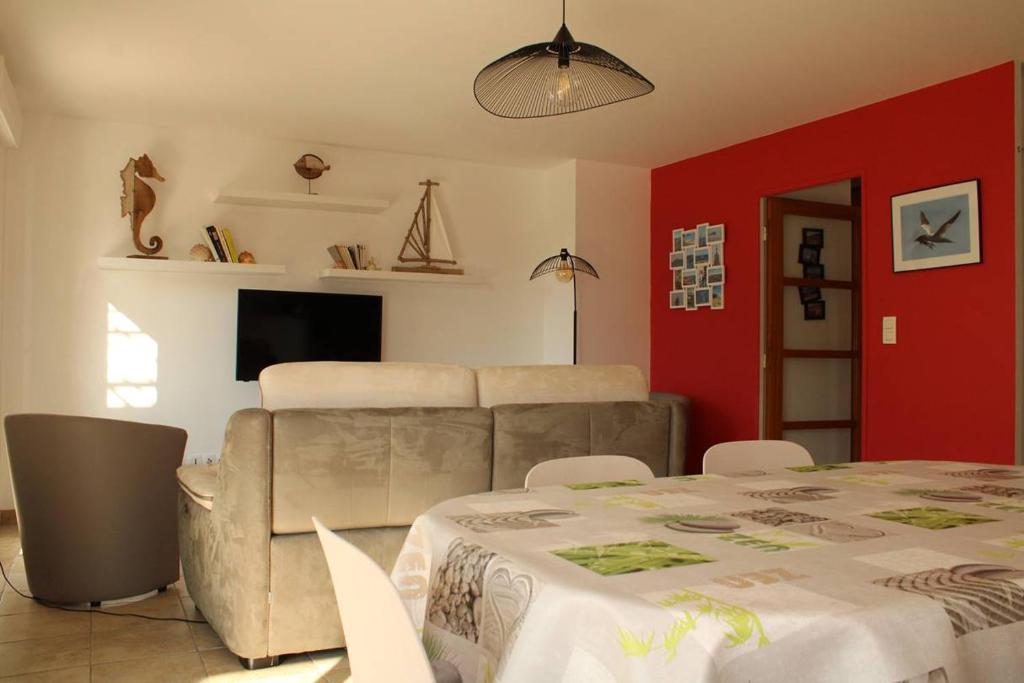 un salon avec un canapé et une table dans l'établissement 528 - Appartement 2 chambres à Erquy, proche de la plage du Centre, à Erquy