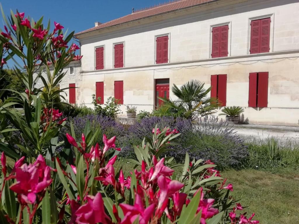 Κήπος έξω από το Domaine des Tonneaux