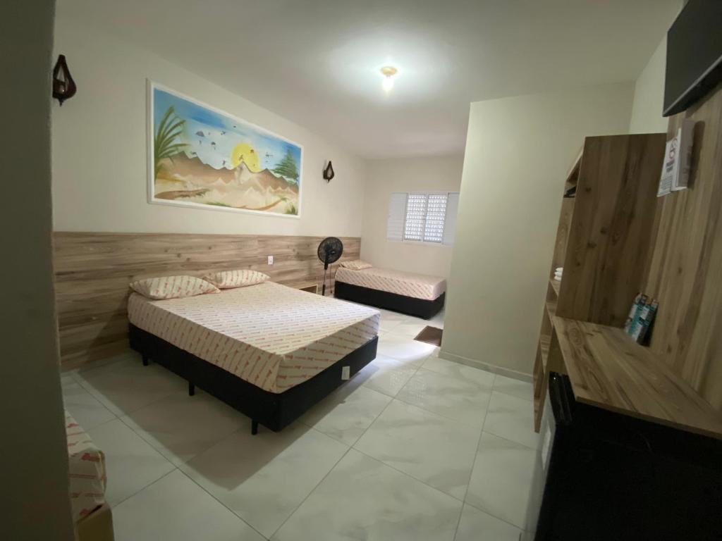 Hotel Eden في مويا: غرفة نوم فيها سرير واريكة