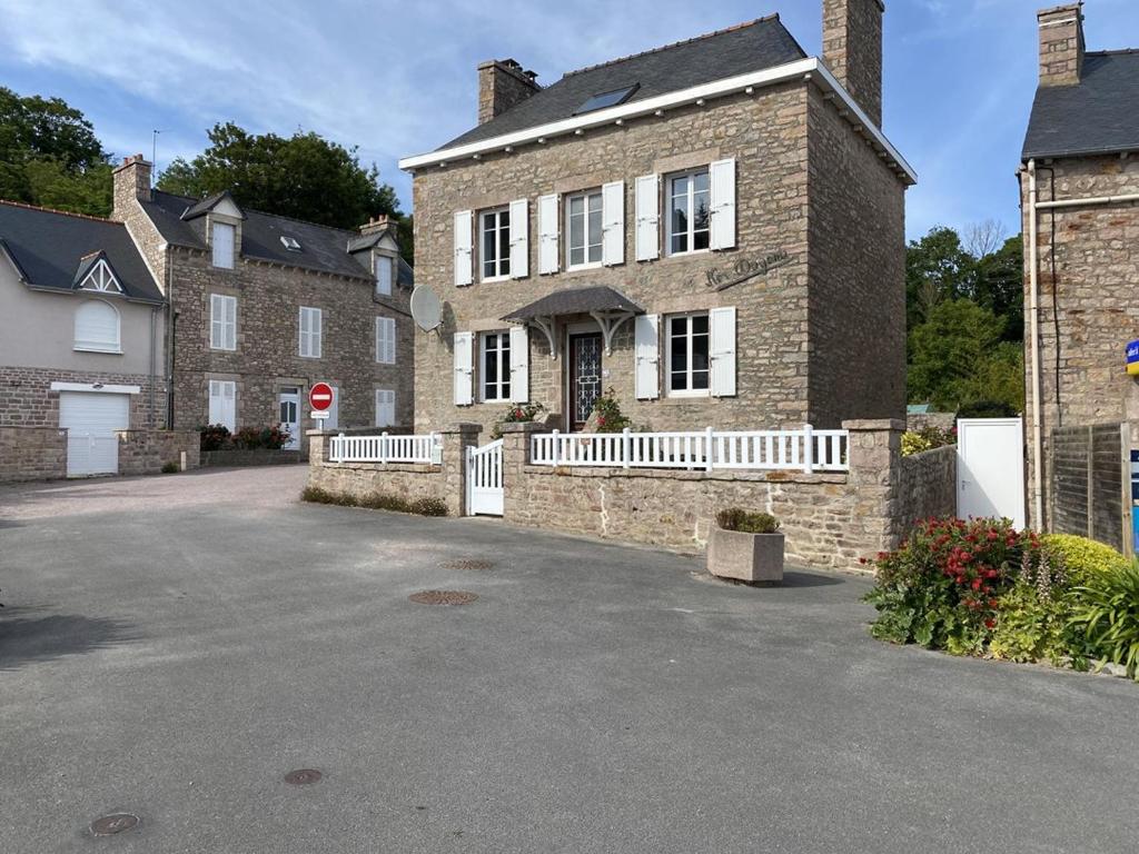 une grande maison en briques avec une allée en face de celle-ci dans l'établissement 536 - Maison familiale en bordure de la plage du centre d'Erquy, à Erquy
