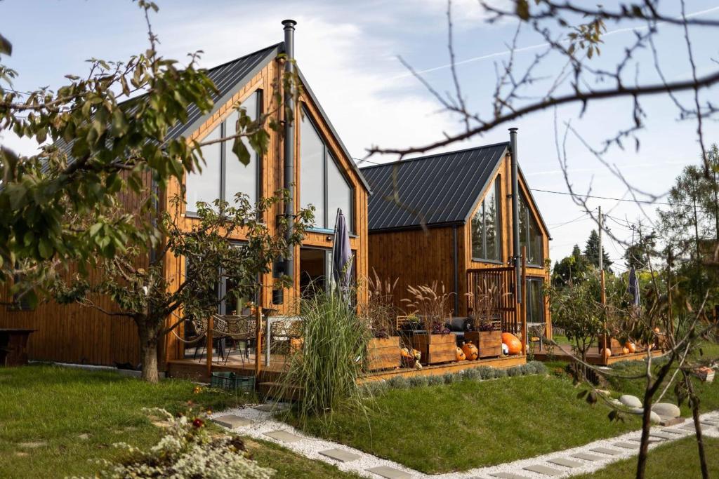 drewniany dom z czarnym dachem w obiekcie Czereśniowe Wzgórze Sandomierz w mieście Sandomierz