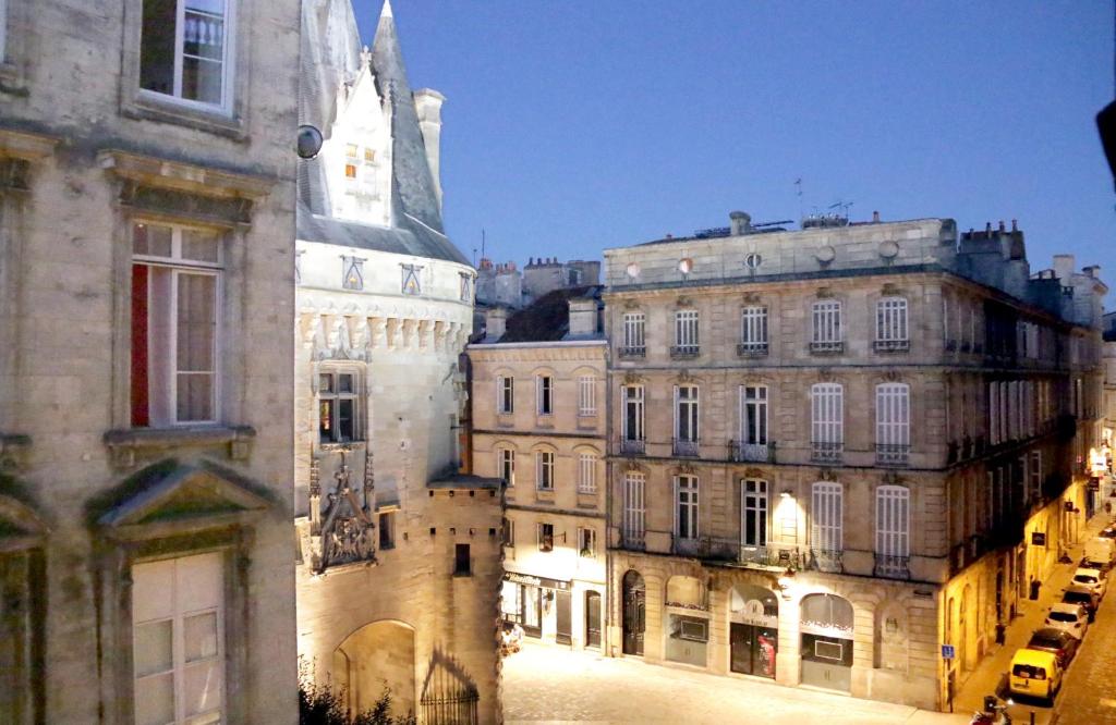 un groupe de bâtiments dans une rue urbaine dans l'établissement Key to Bordeaux - fairytale view, 2 bd + elevator, à Bordeaux