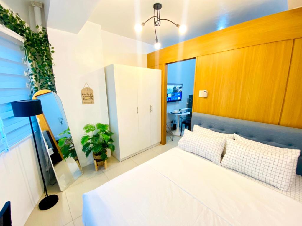 uma sala de estar com uma cama e uma mesa em D'Hideout in shell residences moa pasay em Manila