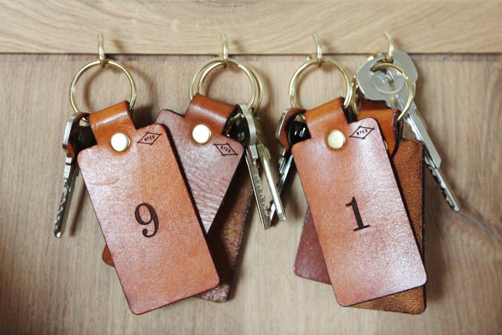 a group of keys hanging on a group of tags at Mengi Countryside in Kjarnholt
