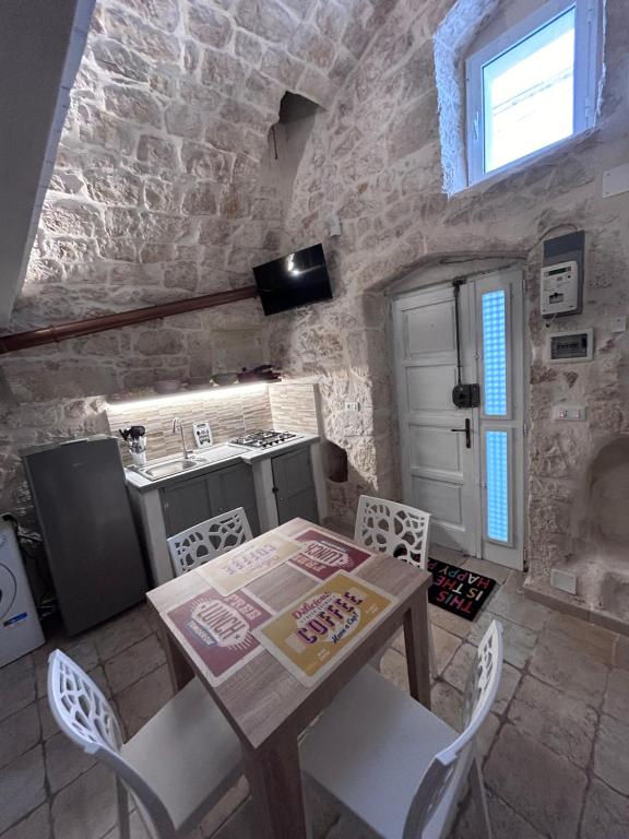 a kitchen and dining room with a table and chairs at LA 13 guest house in Ostuni