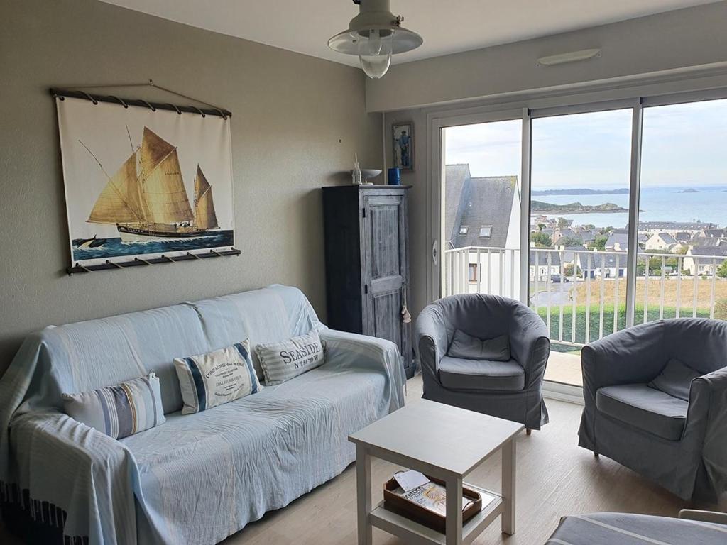 Photo de la galerie de l'établissement 607 - Appartement sur les hauteurs d'Erquy, à 700m de la plage, à Erquy