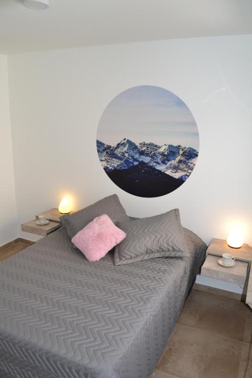 a bedroom with a bed with a round mirror on the wall at Excelente ubicación de departamento a estrenar con cochera in Godoy Cruz
