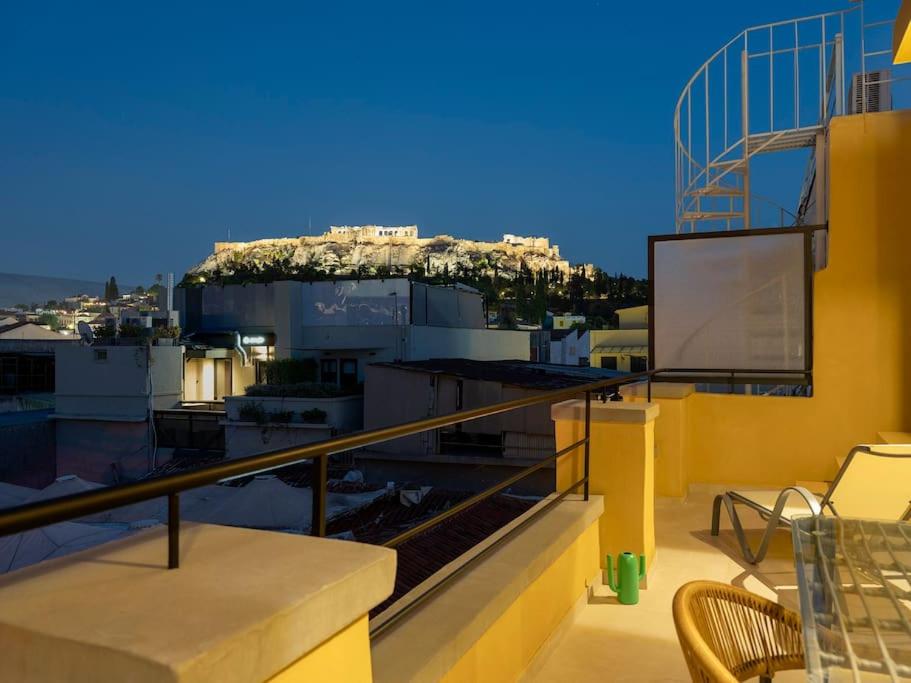 balcone con vista sulla città di Hoppersgr- Amazing apt in the heart of Athens - 6 ad Atene