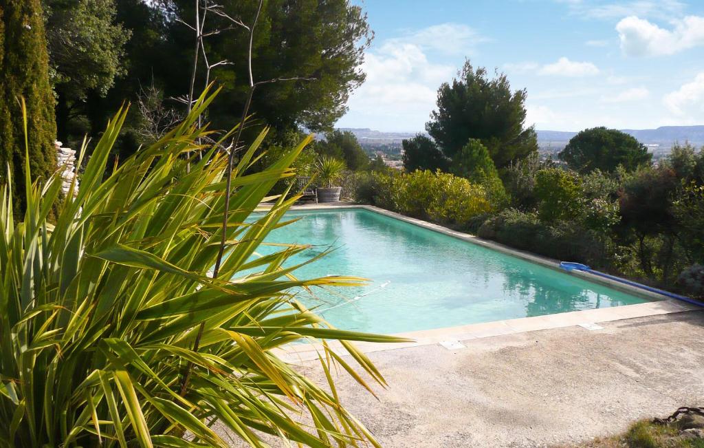 een zwembad midden in een tuin bij Awesome Home In Rochefort-du-gard With Kitchen in Rochefort-du-Gard