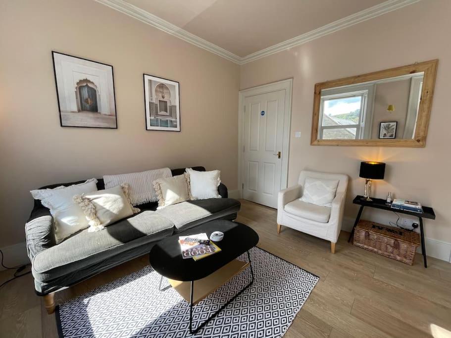 Posezení v ubytování Bijou apartment in the heart of Melrose