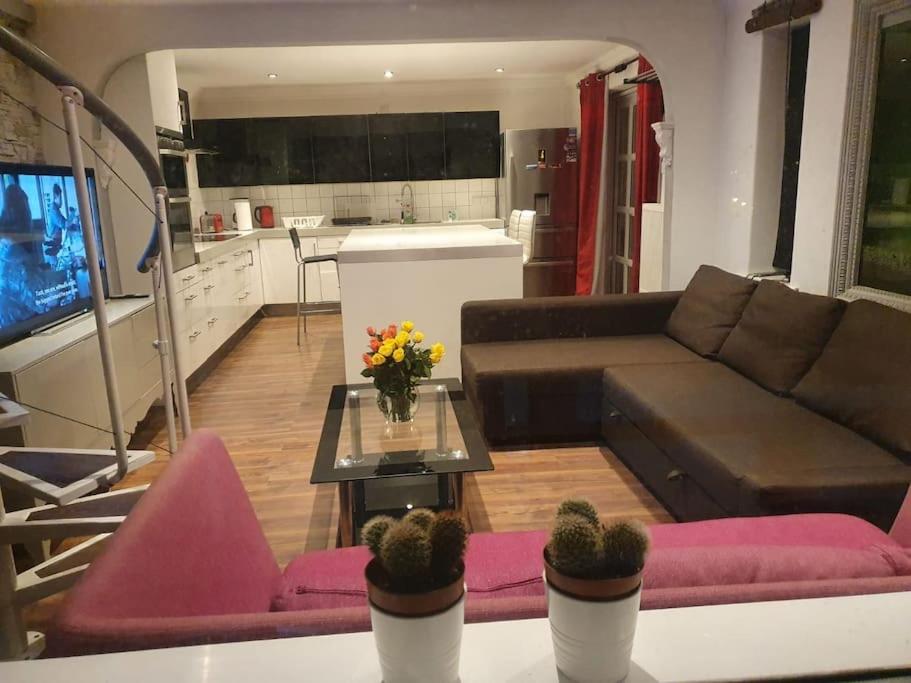 sala de estar con sofá y mesa en Amazing flat in the middle of the golf course en Mánchester