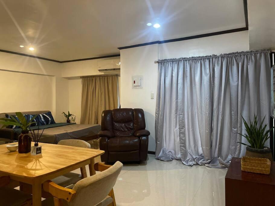 Posezení v ubytování The Bachelor's Suite at Mactan Airport