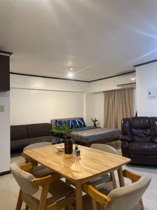 Posezení v ubytování The Bachelor's Suite at Mactan Airport