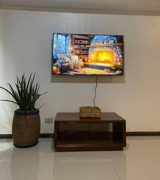 TV a/nebo společenská místnost v ubytování The Bachelor's Suite at Mactan Airport