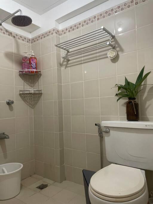 Koupelna v ubytování The Bachelor's Suite at Mactan Airport