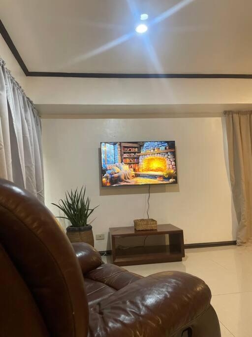 TV a/nebo společenská místnost v ubytování The Bachelor's Suite at Mactan Airport