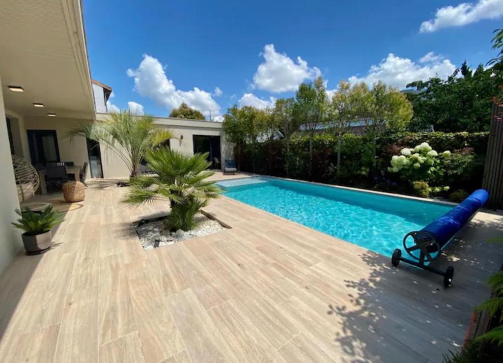 a swimming pool in a house with a swimming pool at Maison d architecte Bruges/piscine chauffée/Tram D in Bruges