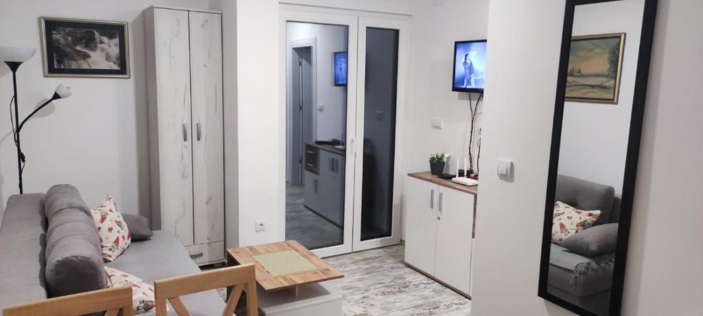 TV a/nebo společenská místnost v ubytování Vila Leona B2