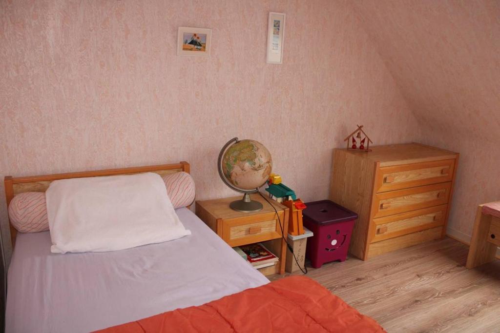 um quarto com uma cama, uma cómoda e um espelho em 655 - Appartement à Erquy, en centre bourg à 300m de la plage du centre em Erquy
